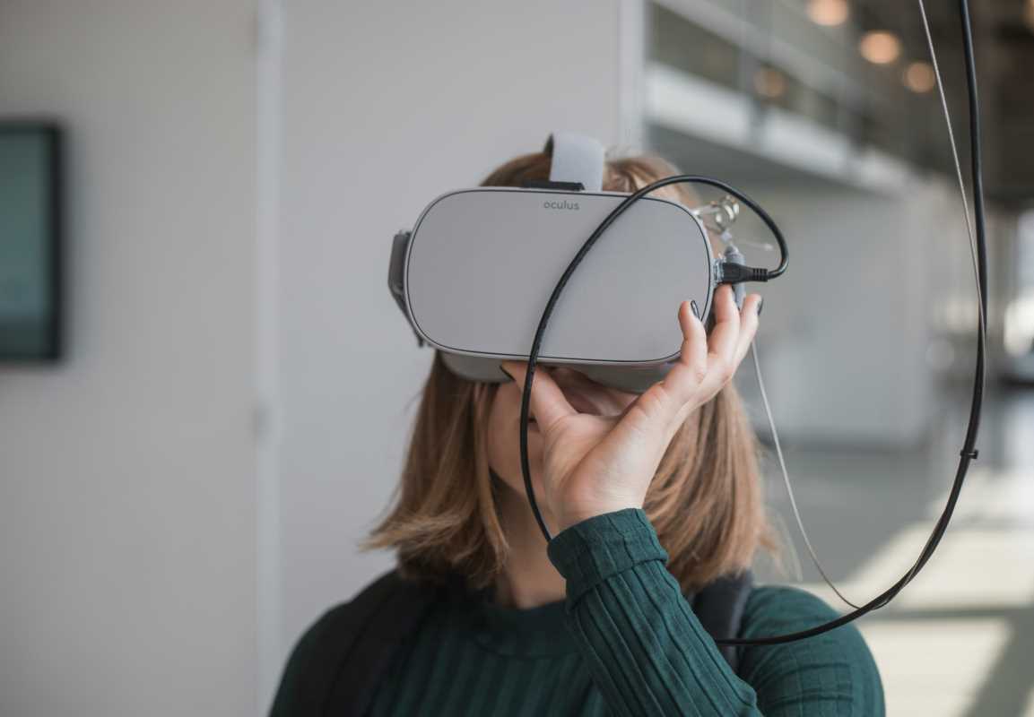 Immersive Commerce: Shopping in Virtual Reality